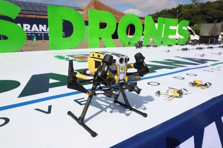 Drone localiza homem que largou moto na BR-277 e entrou nu na mata