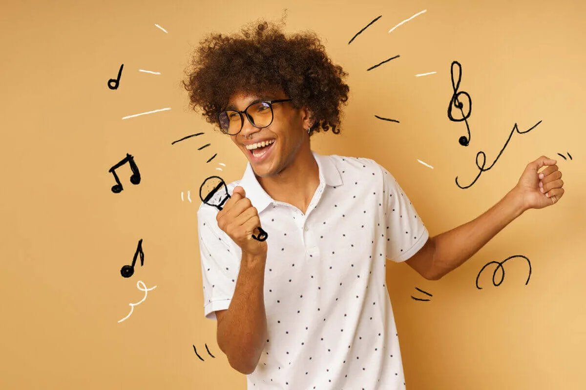 Entenda como cantar em inglês pode melhorar sua pronúncia