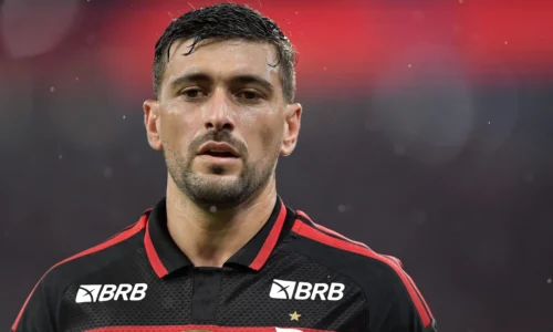 Flamengo vê Varela e Arrascaeta treinarem como titulares no Uruguai