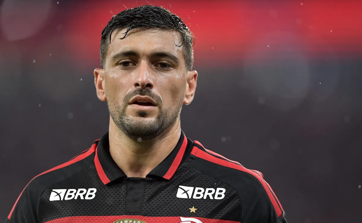 Flamengo vê Varela e Arrascaeta treinarem como titulares no Uruguai