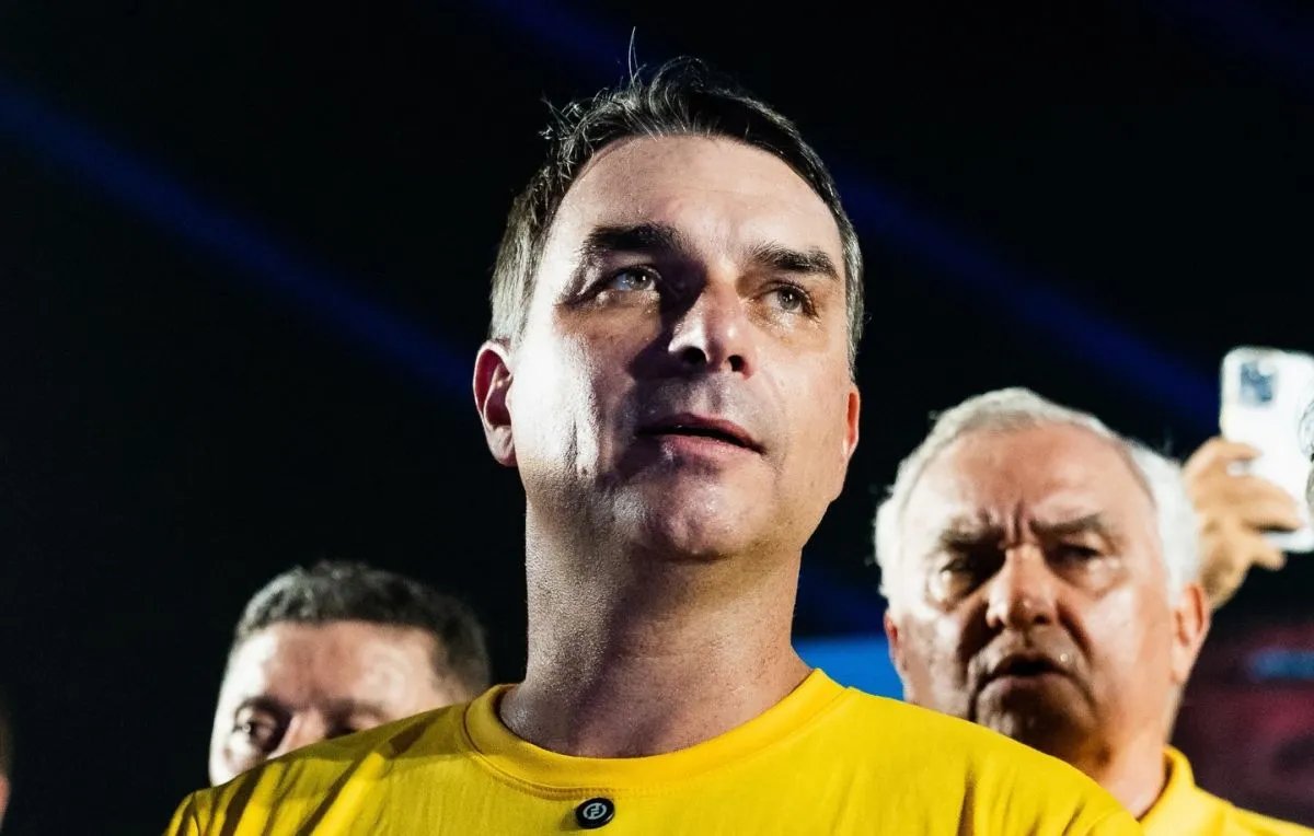 Flávio Bolsonaro defende maioridade penal de 14 anos em casos de estupro