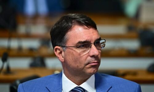 Flávio aposta no ‘efeito Biden’ contra Lula, mas estratégia tem um ponto arriscado