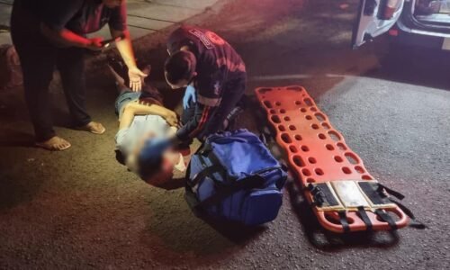 Homem cai de patinete ao passar por buraco