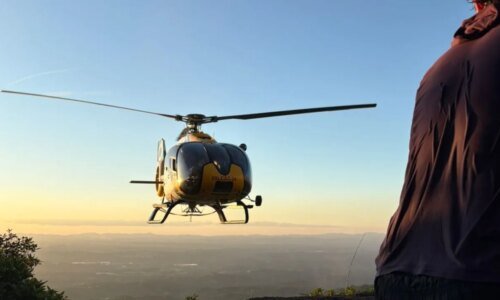 Homem é socorrido após queda em trilha no Morro do Anhangava