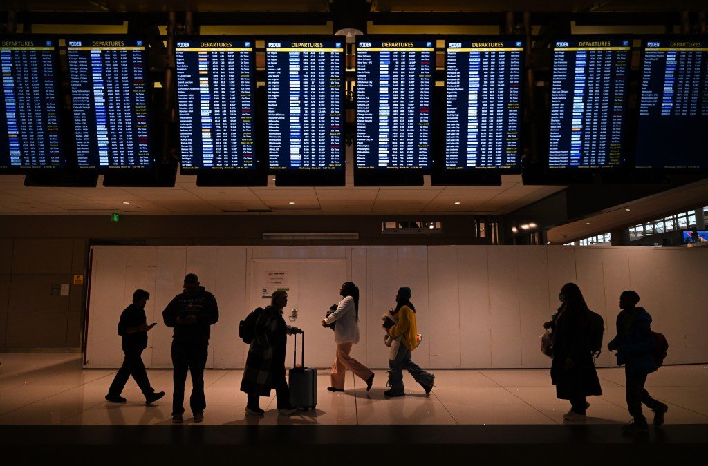 Hundreds of flights delayed, dozens canceled Sunday at DIA