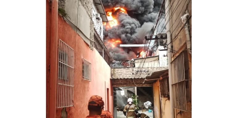 Incêndio de grandes proporções atinge galpão no Rio