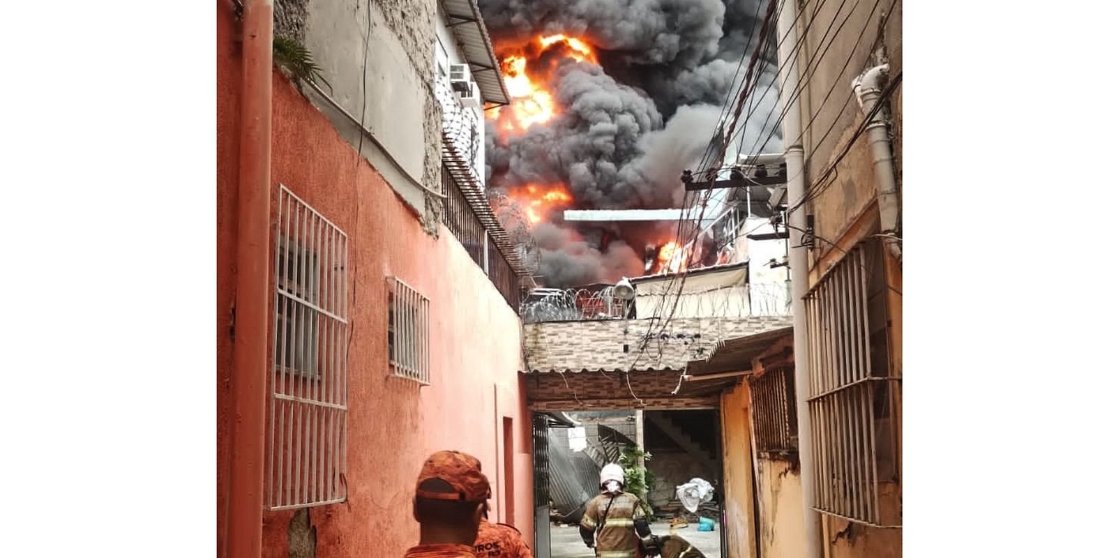 Incêndio de grandes proporções atinge galpão no Rio