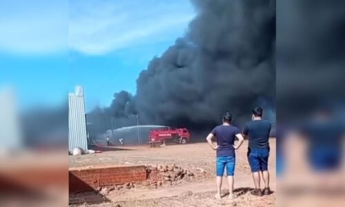 Incêndio de grandes proporções destrói fábrica de estofados na região; duas pessoas ficam feridas