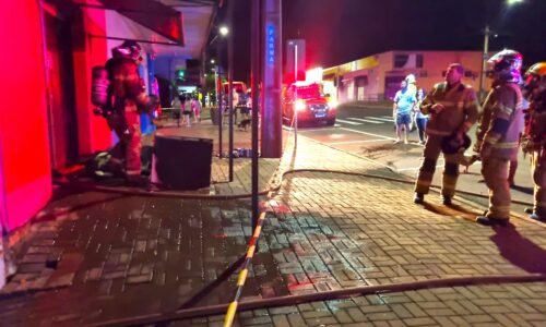 Incêndio destrói assistência técnica e danifica farmácia no Bairro Santa Cruz, em Cascavel