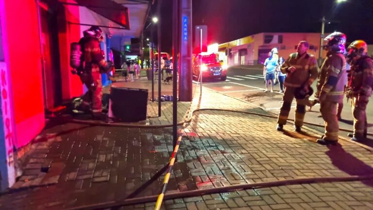 Incêndio destrói assistência técnica e danifica farmácia no Bairro Santa Cruz, em Cascavel