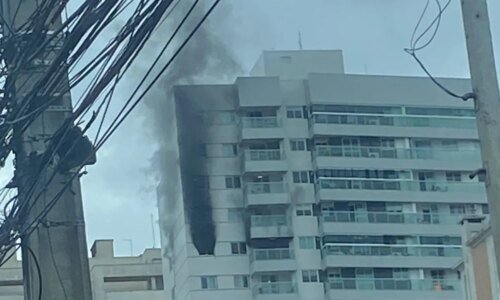 Incêndio em prédio no Centro de Curitiba assusta moradores