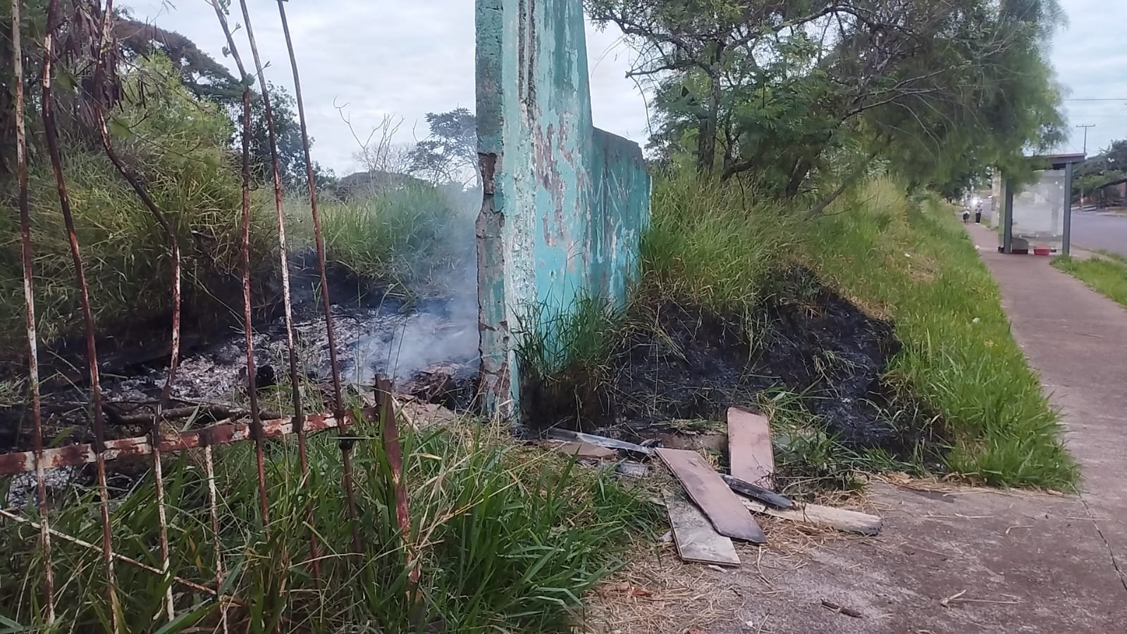 Incêndio em vegetação mobiliza Corpo de Bombeiros no bairro Cataratas, em Cascavel