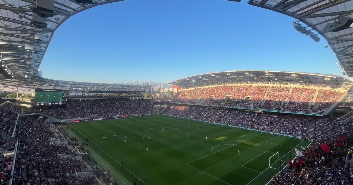 Jóvenes de Chivas derrotan al Atlas ante un lleno en el BMO Stadium