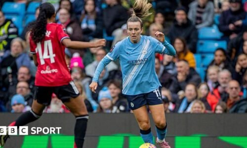 Lauren Hemp playing Manchester United at the Etihad