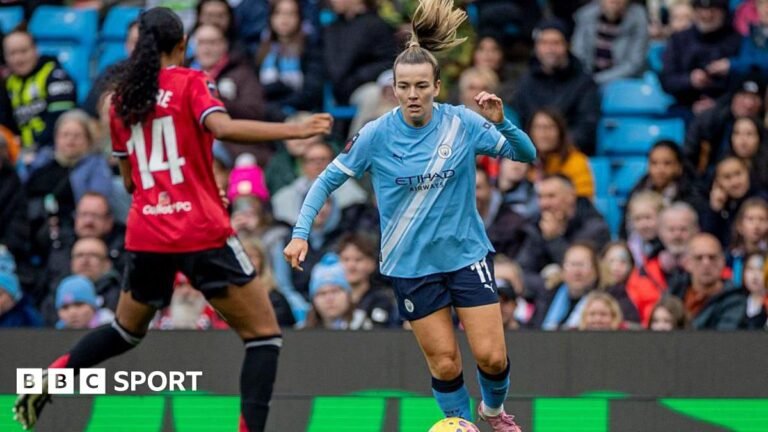 Lauren Hemp playing Manchester United at the Etihad