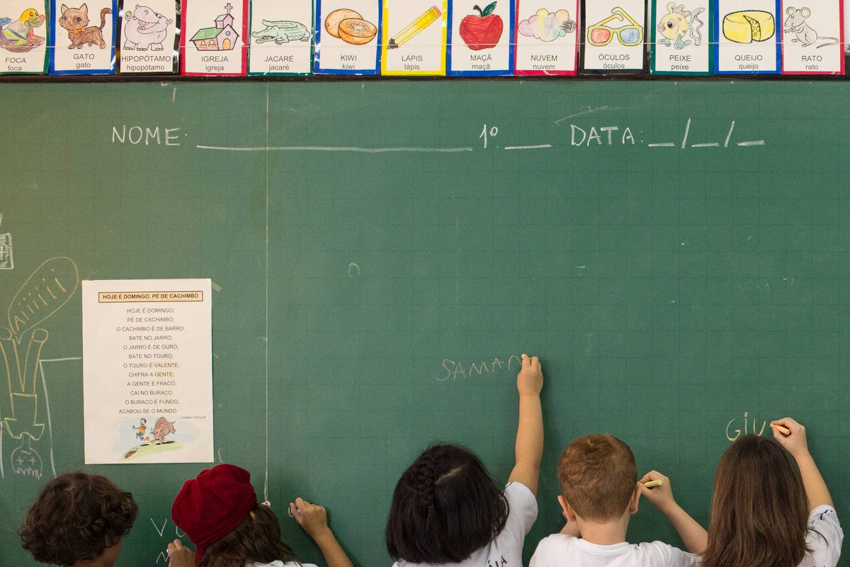 Meta de alfabetização é superada, mas desafio persiste - 24/03/2026 - Educação