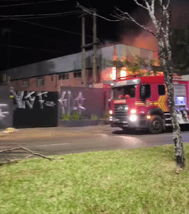 Moradores temem insegurança após incêndio em motel abandonado