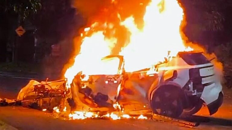 Moradores tentam salvar vítima antes de carro ser tomado pelo fogo em Cascavel