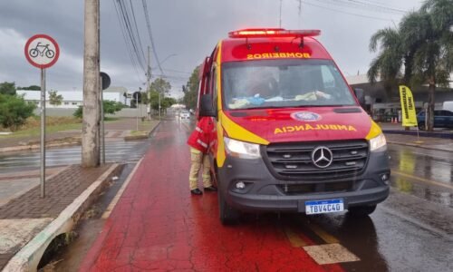 Motociclista é socorrida pelo Siate após queda na Avenida Tito Muffato