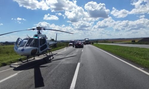 Mulher morre e homem fica ferido em acidente entre carro e moto na BR-376