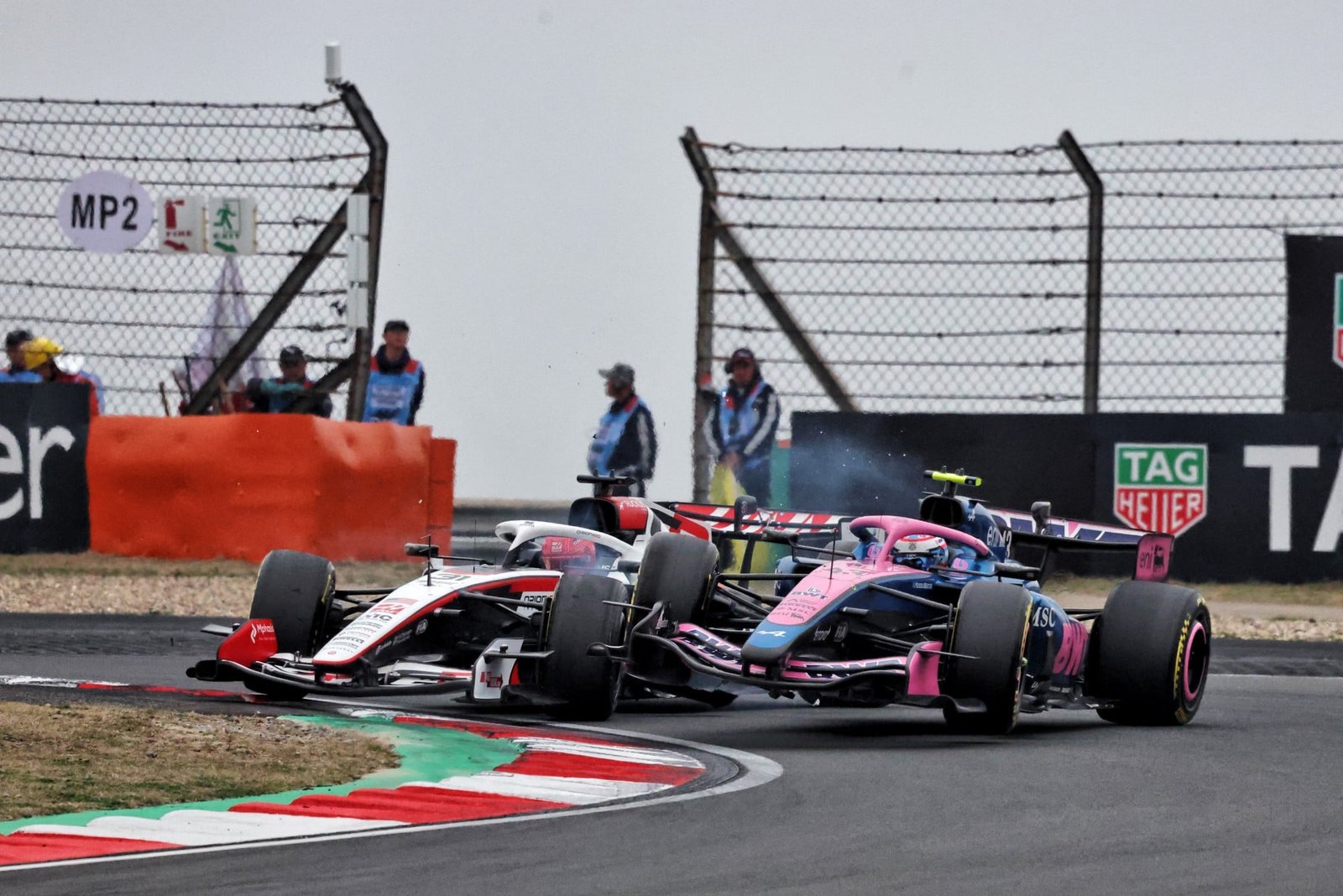 Ocon escapa de receber pontos de penalização por toque com Colapinto