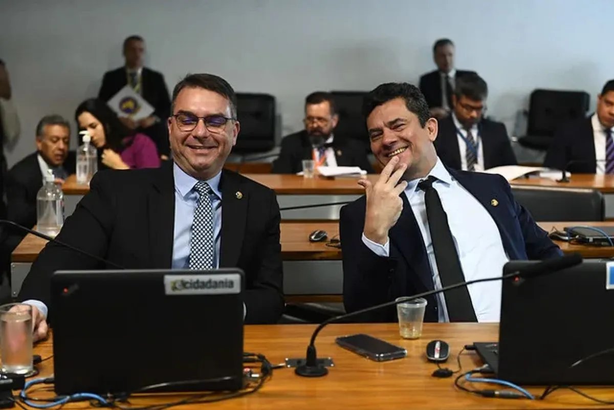 PL garante palanque para Flávio ao confirmar apoio a Moro no Paraná