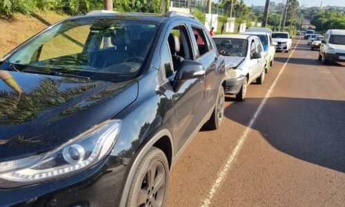 Quatro carro se envolvem em engavetamento na Rua Jorge Lacerda
