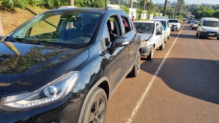 Quatro carro se envolvem em engavetamento na Rua Jorge Lacerda