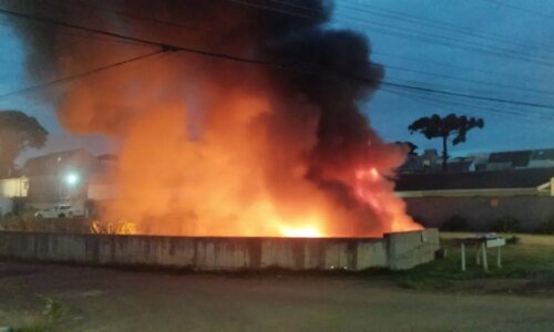 Queima de fios provoca incêndio e espalha fumaça no Água Verde