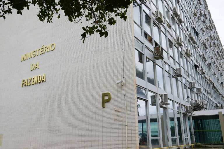 Tesouro faz maior intervenção nos juros em mais de 10 anos - 17/03/2026 - Economia