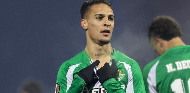 Antony celebra gol do Betis sobre o Dínamo Zagreb em jogo da Liga Europa