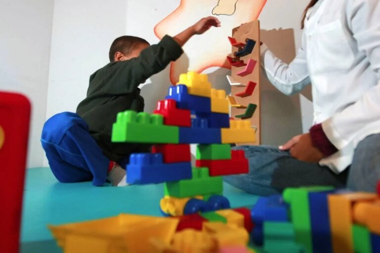 Tratamento de autismo vira 'loteria' e fila passa de mil nomes em SJP