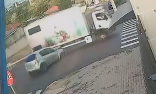Veja momento em que carro atinge caminhão após furar preferencial