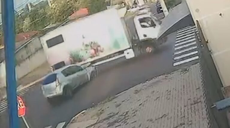 Veja momento em que carro atinge caminhão após furar preferencial