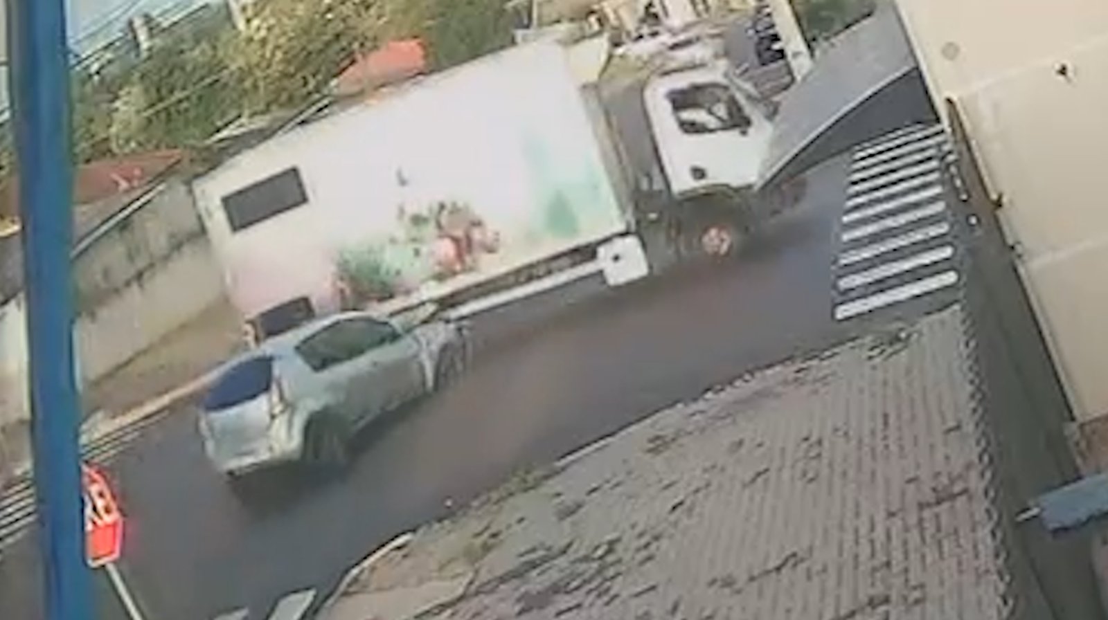 Veja momento em que carro atinge caminhão após furar preferencial