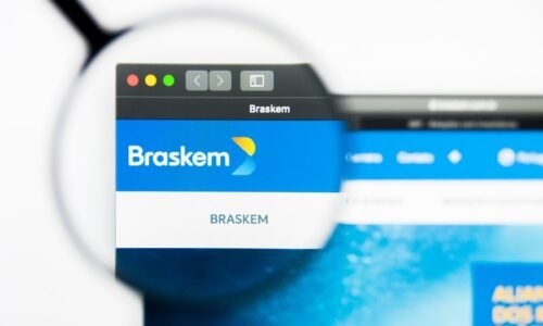 ação cai após dado operacional fraco e temor com excesso de oferta