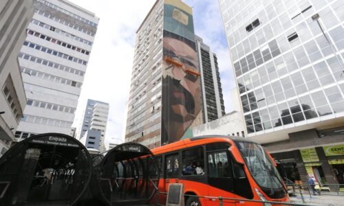 artista espalha a história da cidade nas ruas