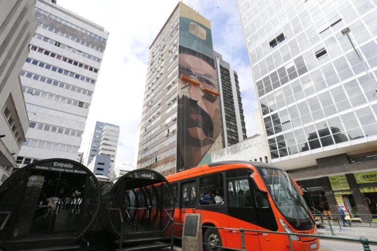 artista espalha a história da cidade nas ruas