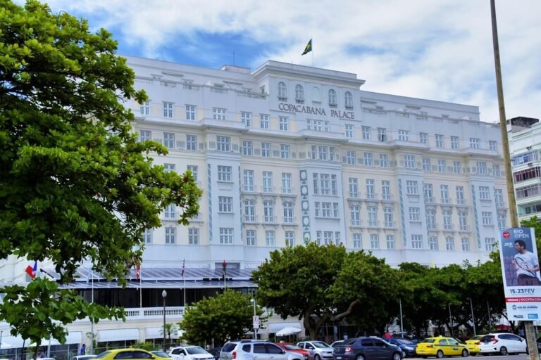 Fachada do Hotel Copacabana Palace, no Rio de Janeiro, durante um dia claro com poucas nuvens.