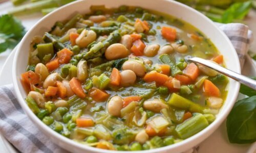 3 sopas com proteína vegetal para um jantar saudável e leve