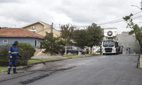 5 ruas ganham novo asfalto em 3 bairros