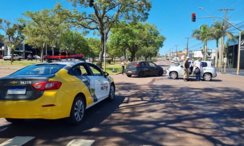 Acidente em cruzamento com semáforo mobiliza Polícia Militar em Cascavel