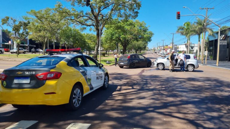 Acidente em cruzamento com semáforo mobiliza Polícia Militar em Cascavel
