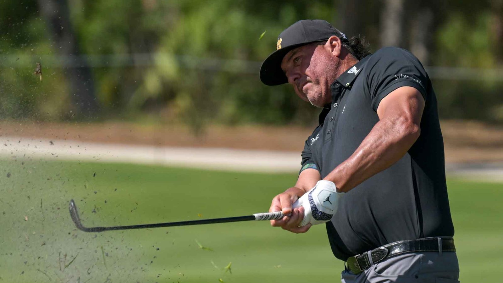 After LIV cut him, he quit golf. Now he’s back — and contending