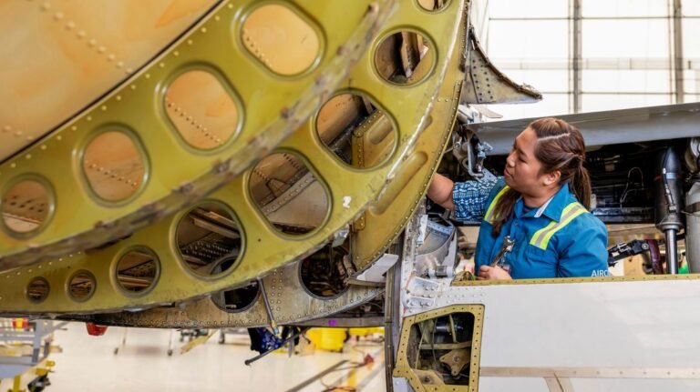 Alaska Airlines Expands Military Technician Program to Hawaiian Airlines