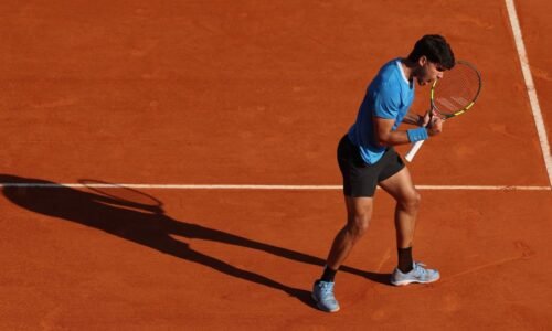 Alcaraz leva susto, mas vence argentino e avança às quartas de Monte Carlo
