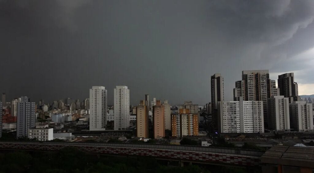 Alerta de tempestades e chuvas intensas atinge 24 Estados