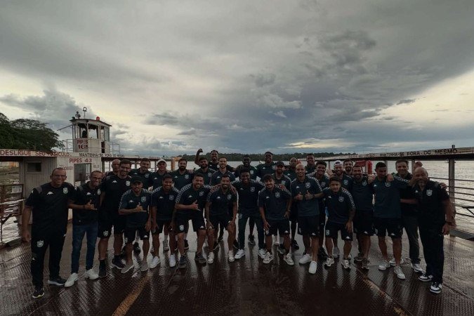 Elenco do Gama após atravessar o Rio Tocantins de balsa: time encarou viagem de mais de três dias em ida e volta antes de entrar em campo na Série D - (crédito: Divulgação/Gama)