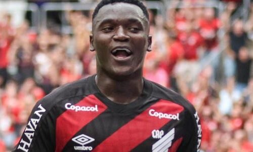 Athletico vence Chapecoense e se aproxima do G4