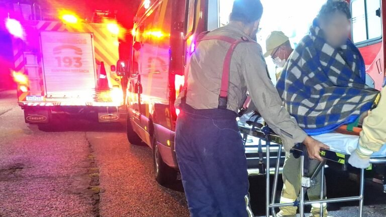 Bombeiros entram por sacada para socorrer idosa após queda em Cascavel